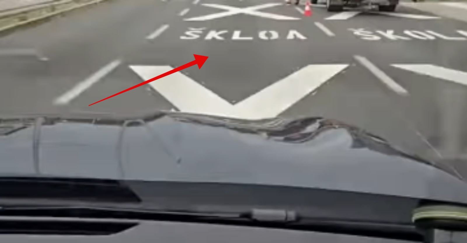 Poznati instruktor vožnje iz Zagreba snimio je bizarnu grešku na cestovnim oznakama, snimka je hit