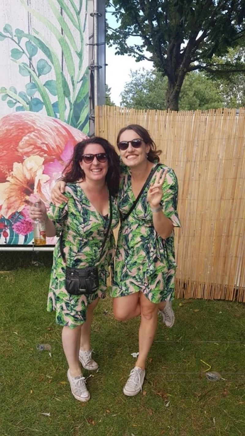 4. "Jučer sam bila na jednom festivalu, upoznala sam ženu koja je nosila istu haljinu kao i ja."