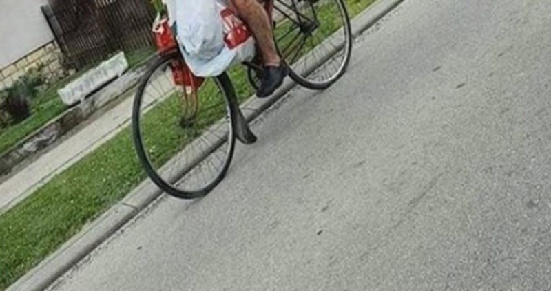 Netko je u jednom slavonskom selu snimio urnebesan prizor, morate vidjeti što tip prevozi na biciklu