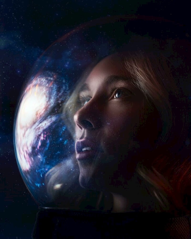 12. Fotkao je curu kako drži okrugli akvarij ispred glave i stoji pred TV-om. Ovo je rezultat.