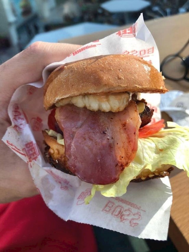13. Hamburger koji se belji
