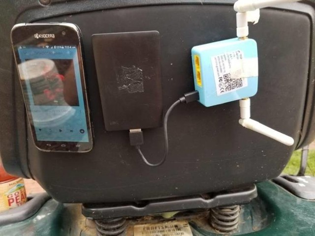 9. Smislio je kako da mu WiFi veza ne puca dok kosi travnjak pred kućom