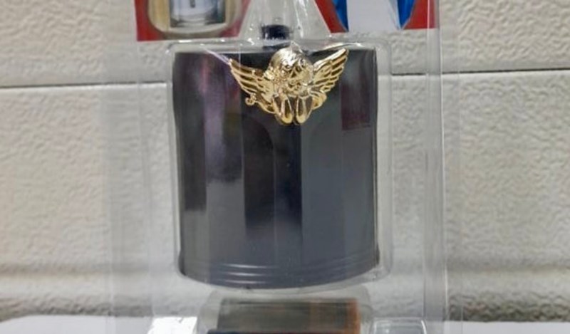 Kupac je primijetio malu nelogičnost vezanu uz ovu svijeću na baterije, prizor je urnebesan