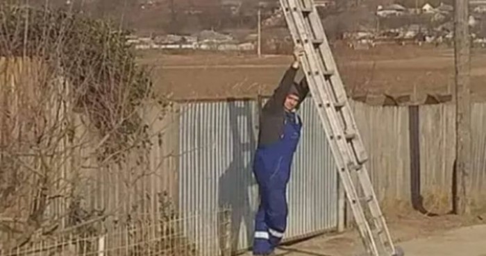 Iznenađeni prolaznik morao je snimiti što rade majstori u jednom selu, fotka je hit u cijeloj regiji