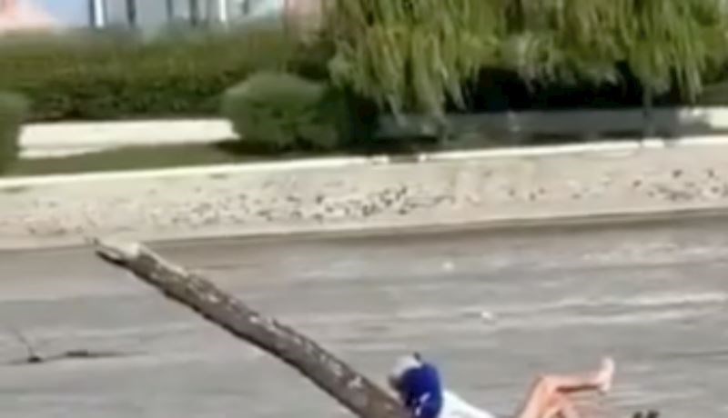 Bizarna snimka iz Beograda obišla je cijelu regiju, morate vidjeti na čemu tip plovi rijekom