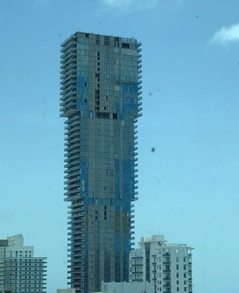 Prilično nakaradan neboder