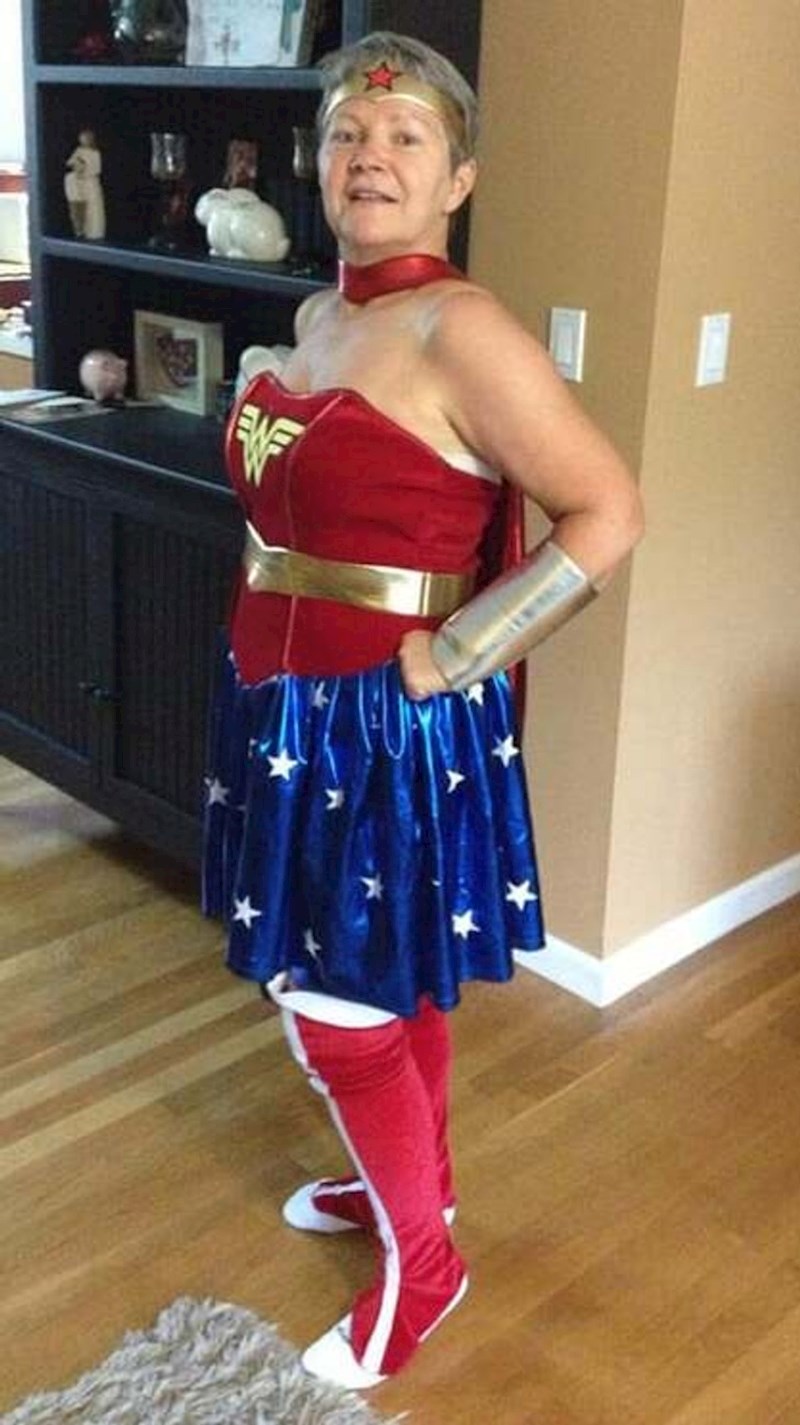 4. Moja baka si je naručila kostim Wonder Woman za Noć vještica