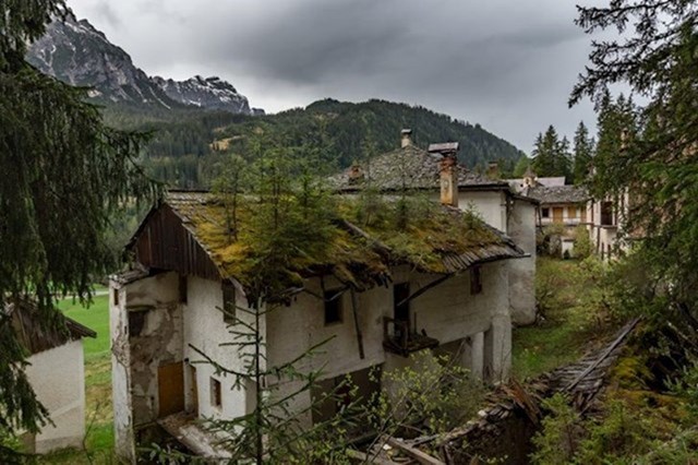 6. Kuća u Italiji na čijem krovu polako raste šuma
