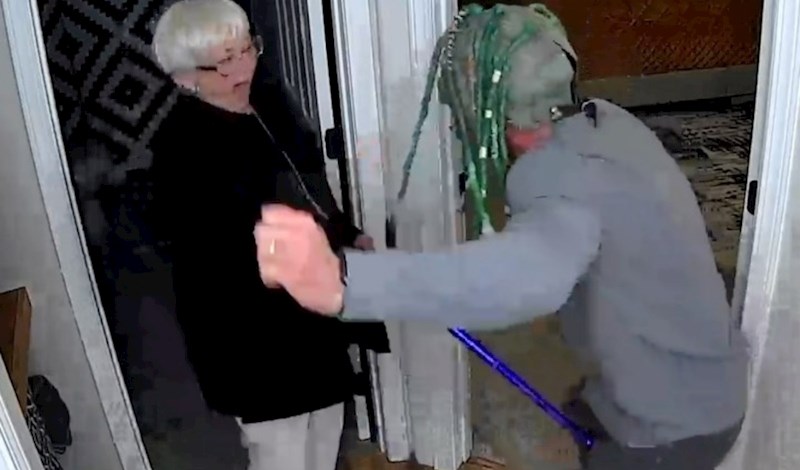 Tip je pokušao prepasti baku, snimka je postala viralni hit zbog njezine urnebesne reakcije