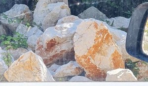 Natpis fotkan iznad hrpe kamenja negdje u Dalmaciji nasmijao je ekipu na Fejsu, hit je