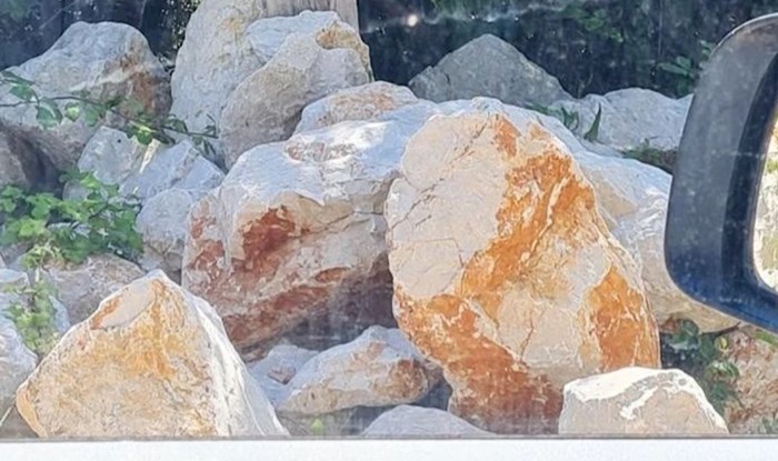 Natpis fotkan iznad hrpe kamenja negdje u Dalmaciji nasmijao je ekipu na Fejsu, hit je