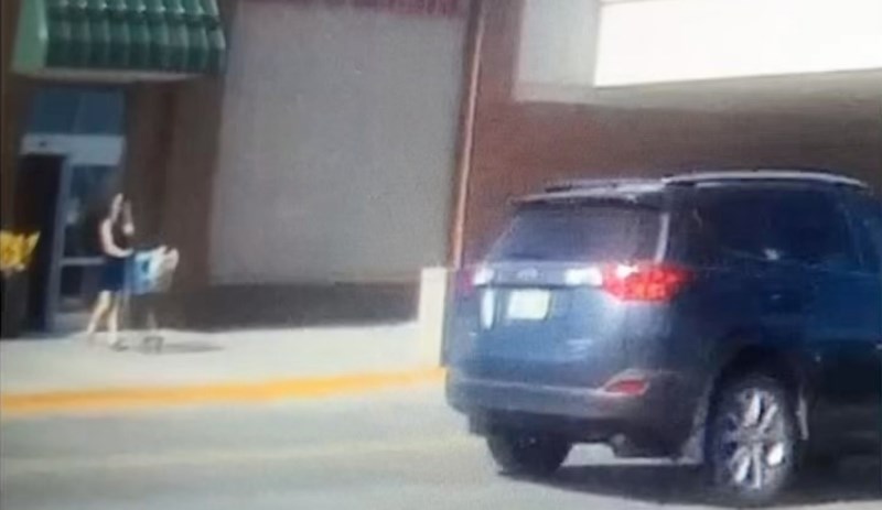 Auto kamera snimila je urnebesnu scenu na parkiralištu ispred supermarketa, video je teški hit