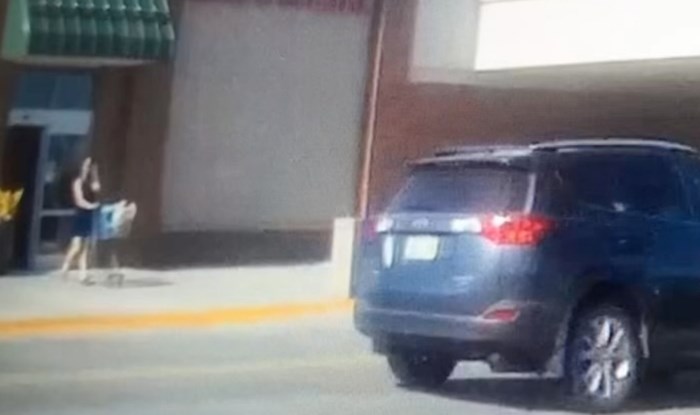 Auto kamera snimila je urnebesnu scenu na parkiralištu ispred supermarketa, video je teški hit