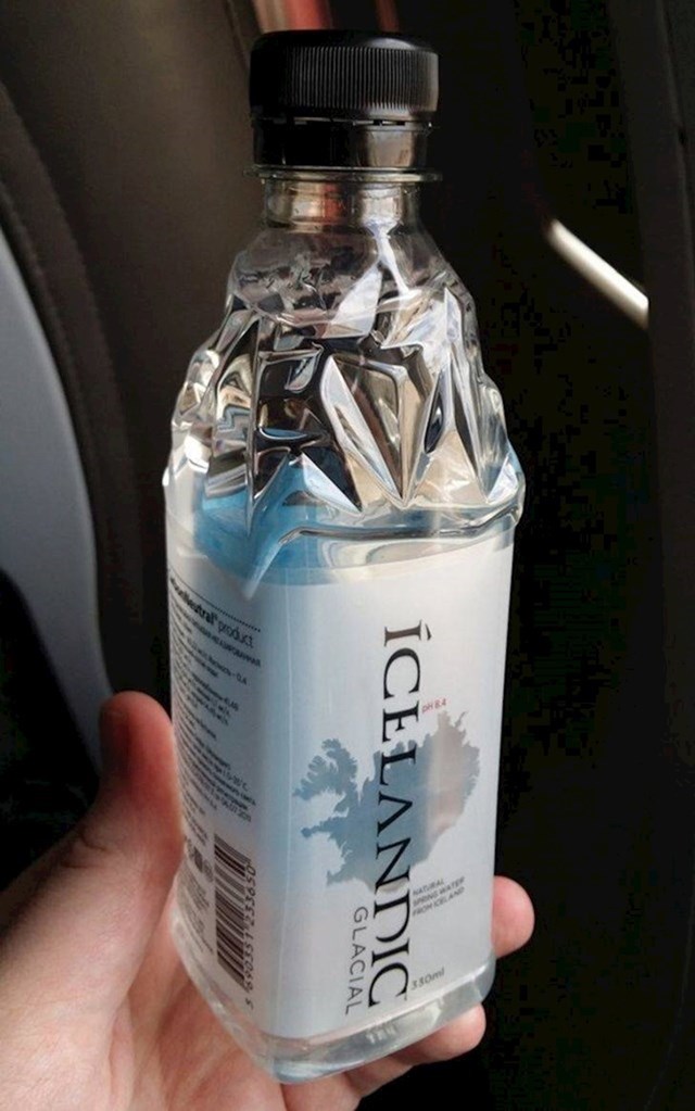 17. Na Islandu postoji voda  u "zgužvanoj" boci, tako da nalikuje ledenjaku.