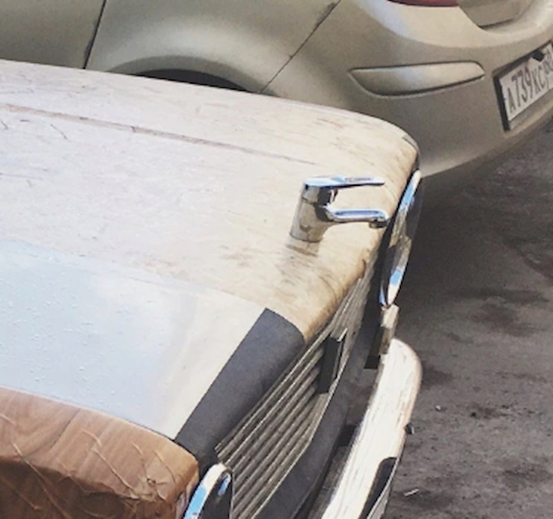 17. Mora da vlasnik ovog automobila voli prati ruke