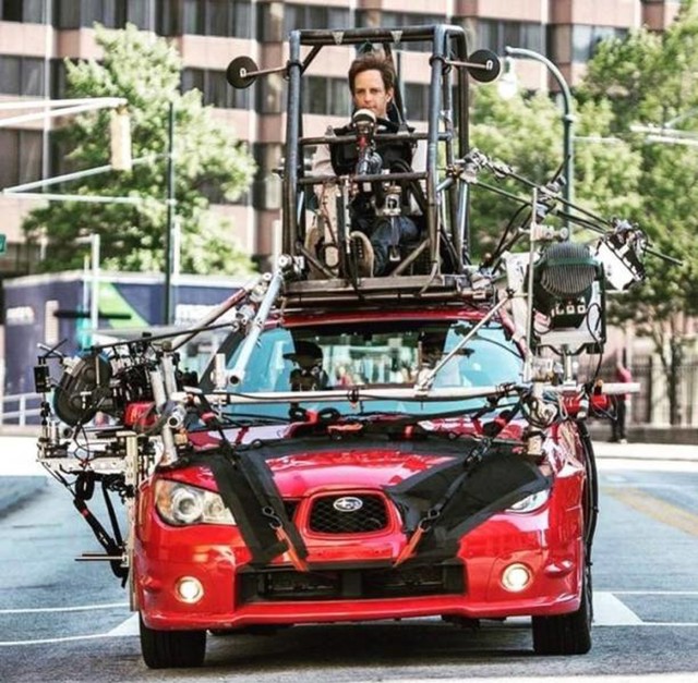 7. Znate li da glumci u filmovima ne voze aute? Za to je zaslužan šofer na krovu.