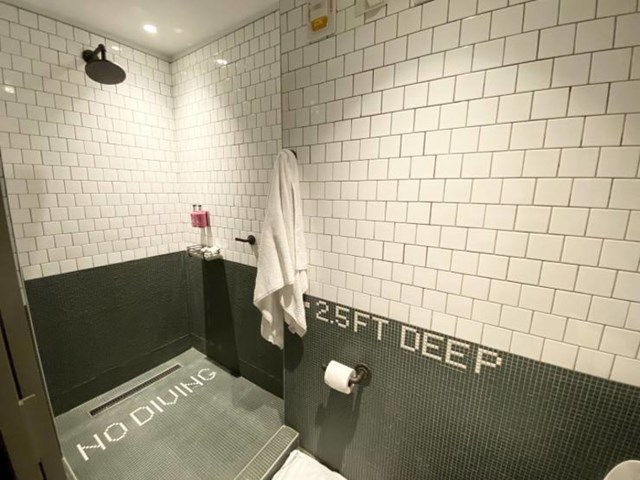 13. Hotelska kupaonica dizajnirana tako da podsjeća na bazen