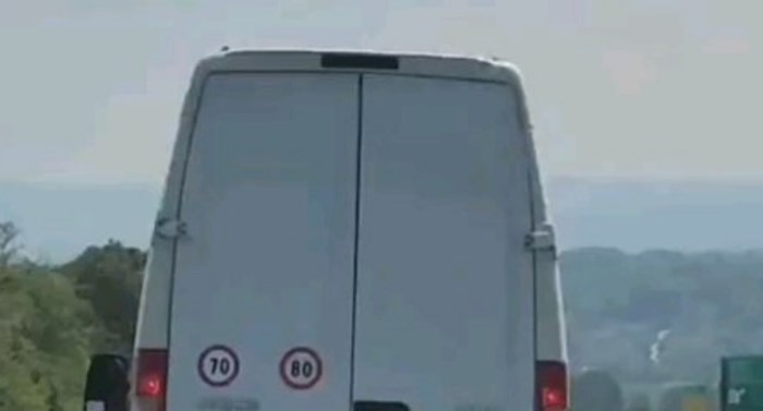 Snimka s ceste negdje u Srbiji obišla je cijelu regiju, morate vidjeti što radi vozač kombija