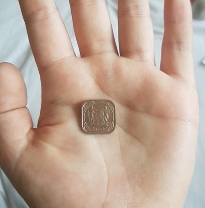 11. Surinamski cent je kvadratnog oblika.