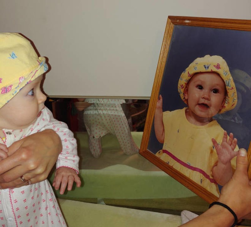 3. Moja kćerka gleda moju fotku kad sam bila beba