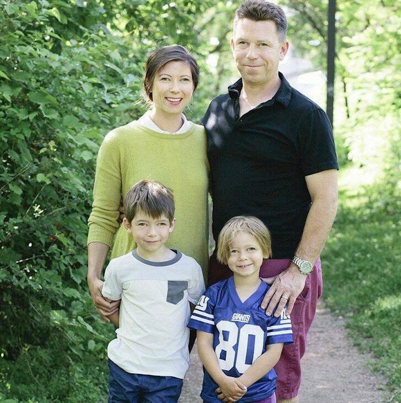 2. Imam lijeno oko i zaboravio sam ponijeti naočale za obiteljsko fotkanje. Moj brat je srećom imao ideju za rješavanje problema.