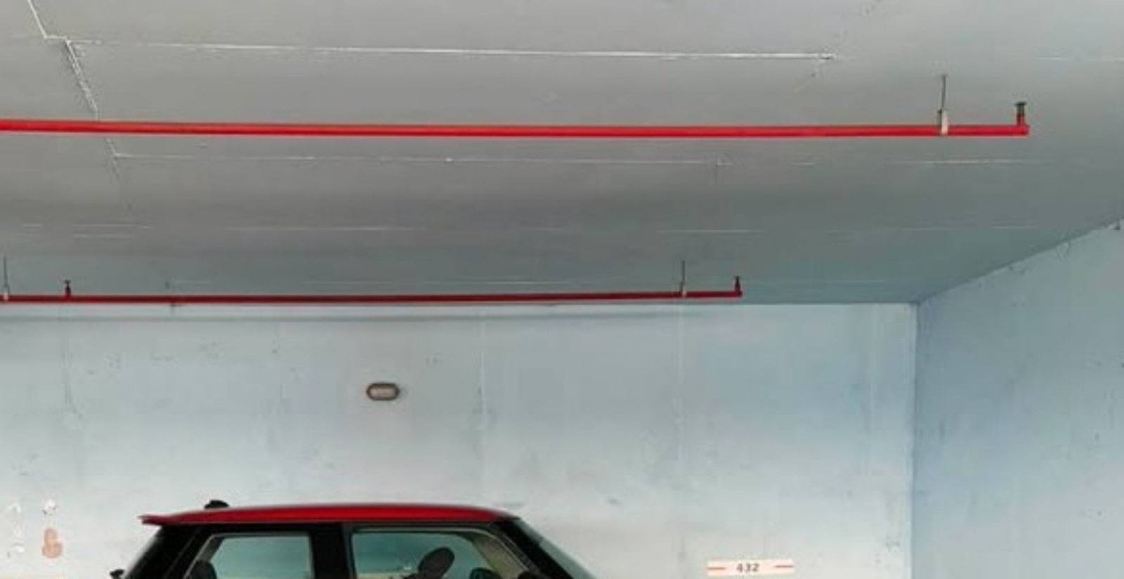 Vozač je parkirao auto kao da je cijela garaža samo njegova, fotka je razljutila tisuće ljudi