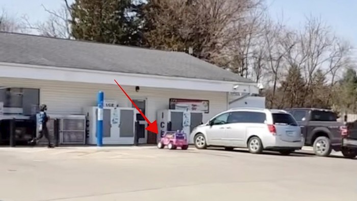Urnebesna snimka iz SAD-a nasmijala je cijeli internet, morate vidjeti čime se žena dovela do dućana