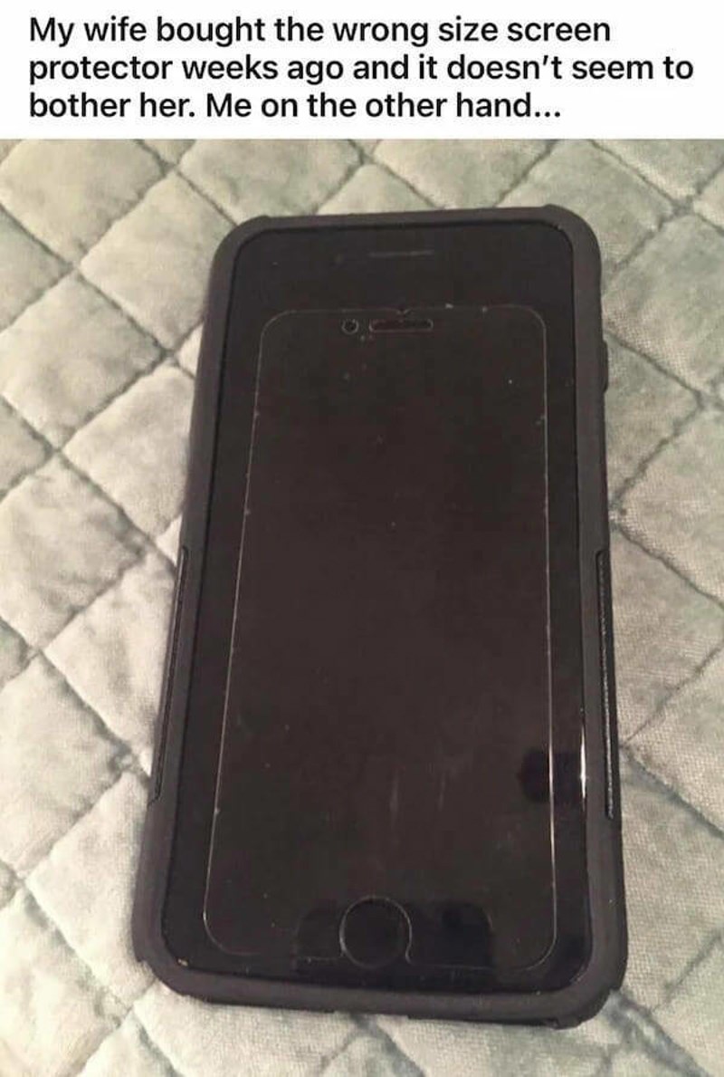 4. Moja žena kupila je zaštitno staklo za mobitel, ali krivih dimenzija. Ne čini se da ju to pretjerano smeta. Mene s druge strane užasava.