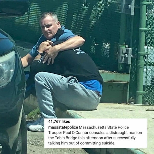 2. Policajac tješi čovjeka kojeg je nešto ranije odgovorio od samoubojstva