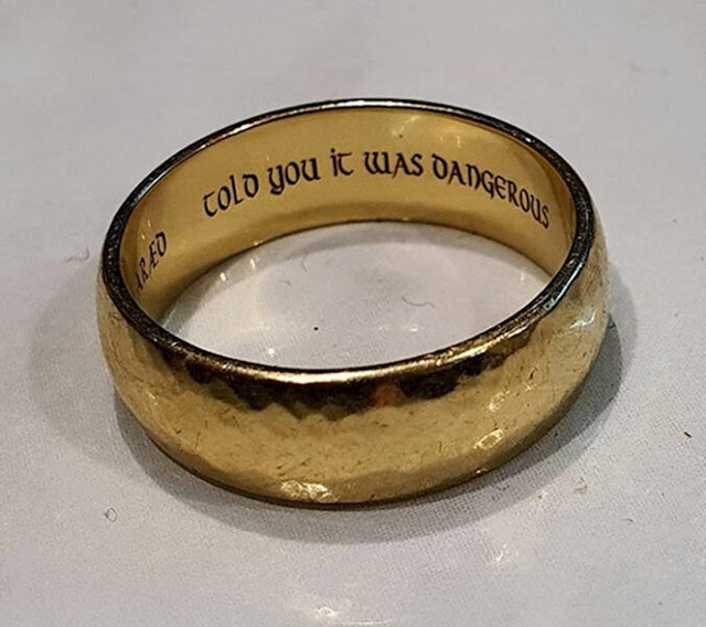 10. Kad joj je prvi put rekao da je voli, odgovorila mu je s "to je opasno". Na kraju mu je ugravirala "rekla sam ti da je to opasno" na vjenčani prsten.