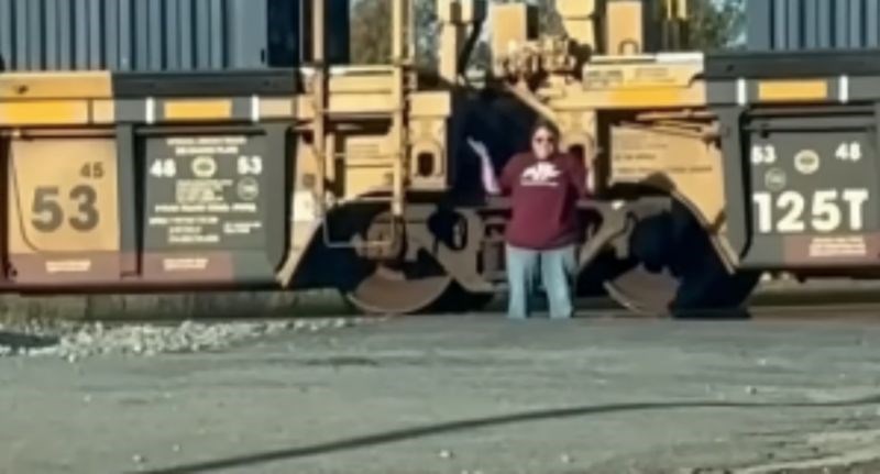 Žena je pokušala vlastitom snagom pomaknuti teretni vlak, urnebesna snimka nasmijala je milijune