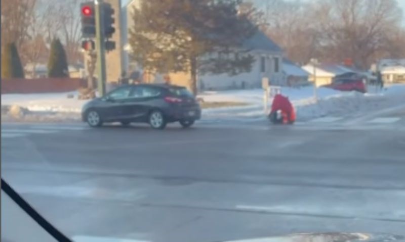 Tip se poskliznuo na pješačkom prijelazu, reakcija vozača u blizini vratit će vam vjeru u ljude