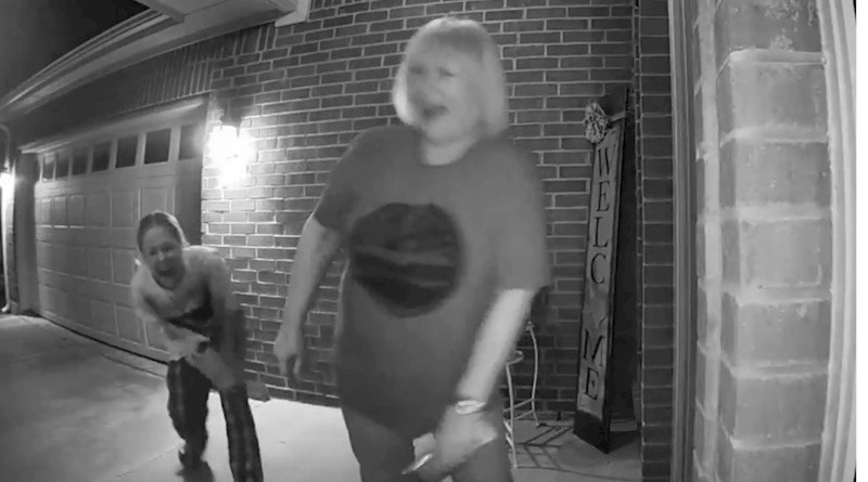 Nadzorna kamera snimila je urnebesnu situaciju pred nečijim kućnim pragom, snimka je hit