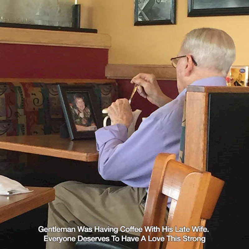 9. Čovjek na kavici sa slikom svoje preminule supruge