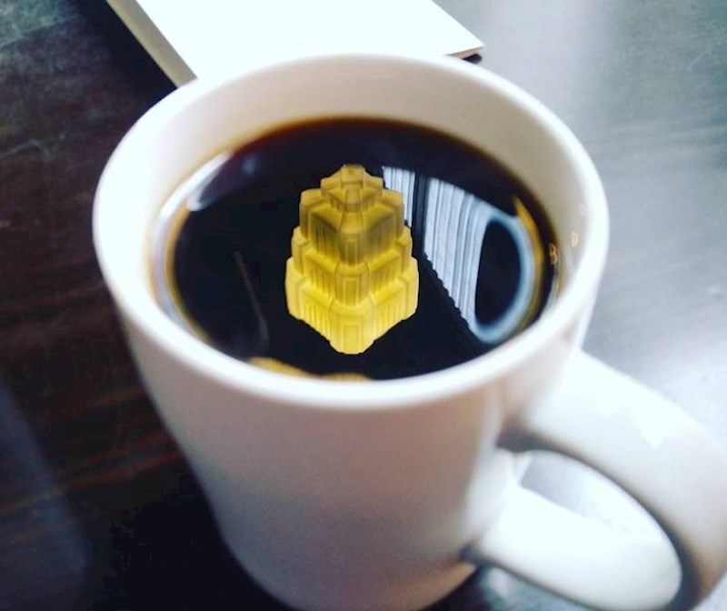 22. Refleksija lustera u kavi izgleda kao grandiozni dvorac