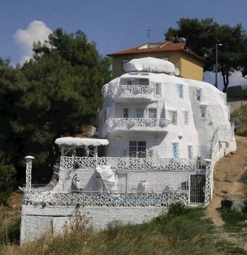 Ova čudna bijela kuća koja izgleda kao nakupina snijega navodno je turbo luksuzno uređena iznutra