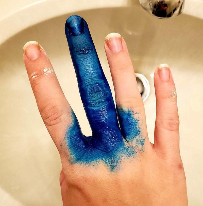 3. Primijetila sam da mi je prst na rukavici rastrgan tek kad sam završila s farbanjem kose