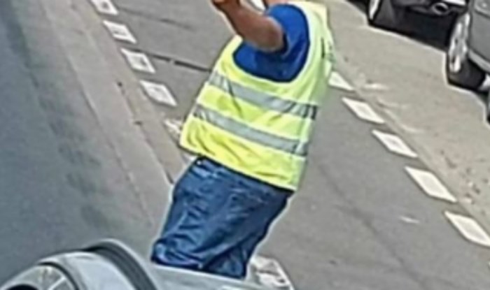 Fotka prometnog redara nasmijala je cijeli Balkan, a sve zbog čudnog rekvizita kojim se poslužio