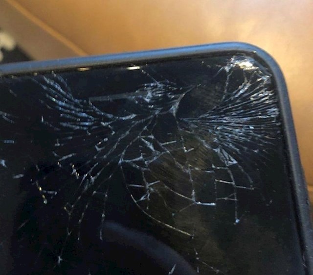1. Razbijeni ekran na mojem mobitelu izgleda poput kolibrića