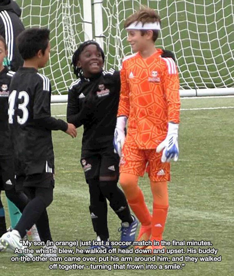 4. Moj sin (u narančastom) je izgubio tekmu i bio izuzetno potišten. No onda mu je prišao igrač iz druge momčadi, zagrlio ga i tako su zagrljeni i nasmijani zajedno napustili teren.