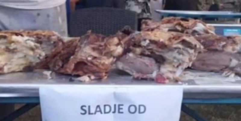 Regijom kruži fotka s jednog sajma, kad vidite što piše ispod pečenja bit će vam jasno zašto je hit