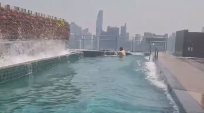 Turisti su bili na bazenu na vrhu zgrade kad ih je zatekao snažan potres, snimka ledi krv u žilama