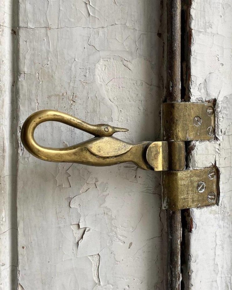 8. Zasun za prozore je u obliku labuda