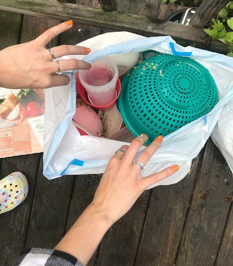 17. Moj cimer uvijek baci suđe kako ga ne bi morao prati. Suđe koje, usput budi rečeno, ja kupujem.