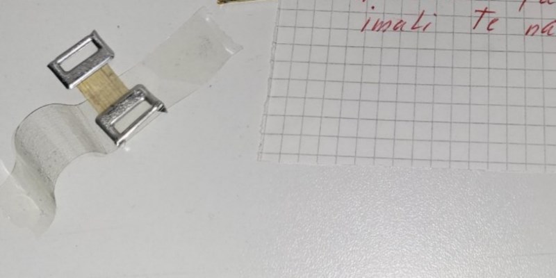 U jednoj stambenoj zgradi nasred hodnika osvanula je bizarna poruka, fotka je odmah postala hit