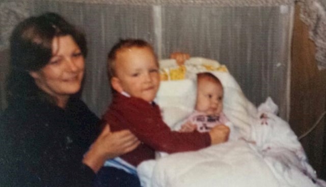 10. Ovaj par mislio je da se upoznao u svojim dvadesetima. Tek na vjenčanju su njihove majke otkrile da su bile prijateljice u srednjoj školi i da su se oni upoznali već kao mala djeca.