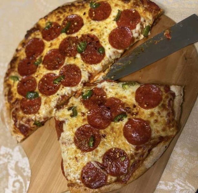 6. Moj muž ima nesvakidašnju tehniku rezanja pizze