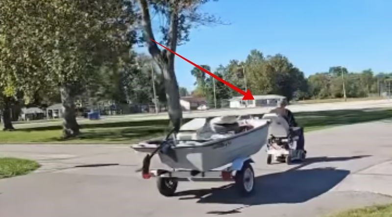 Tip je u nevjerici snimao što radi njegov susjed, snimka je obišla cijeli svijet i začudila milijune