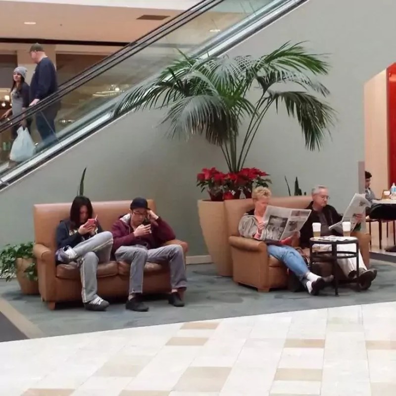 2. Mladi su na mobitelima, a stariji čitaju novine.