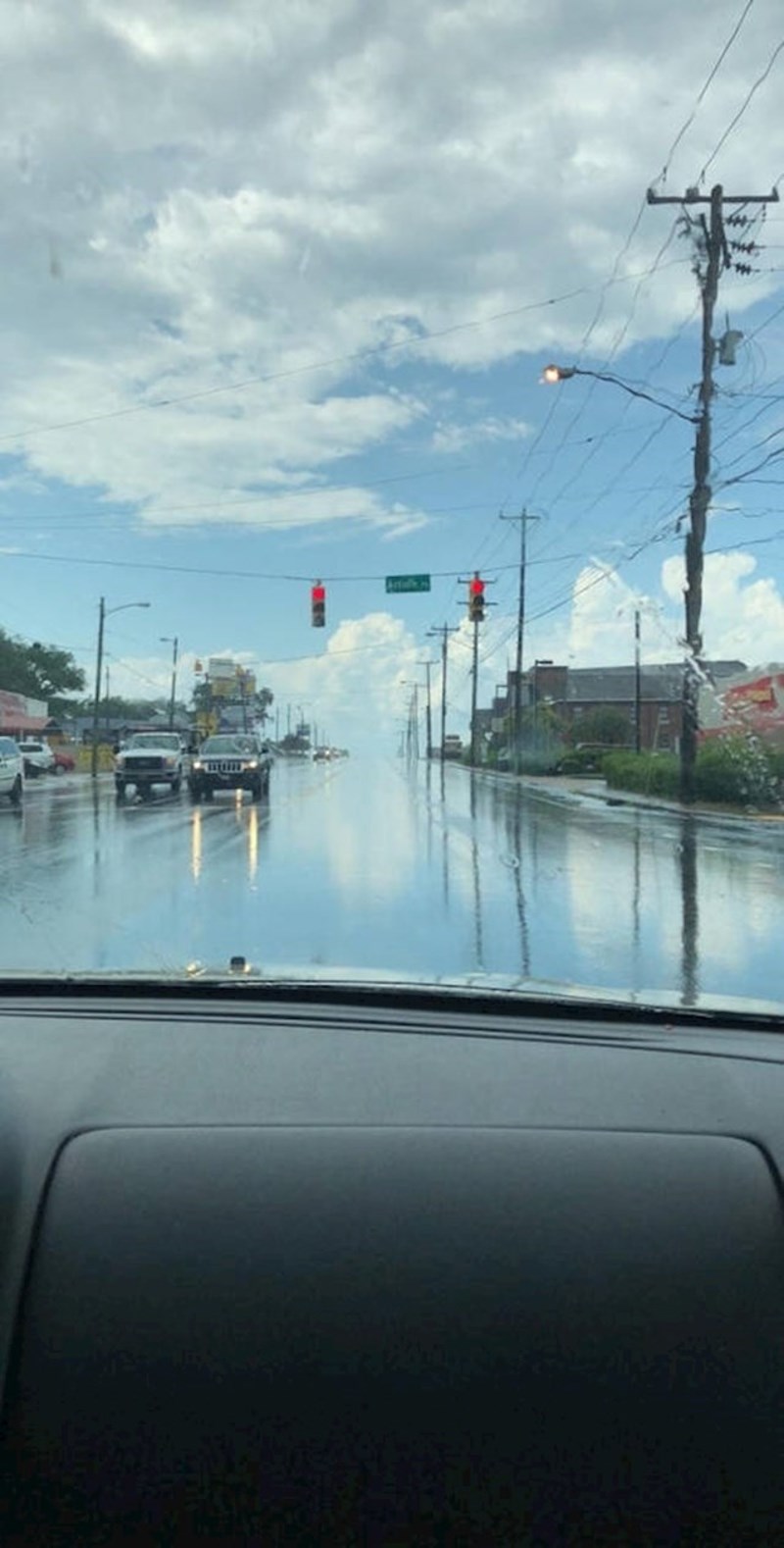 12. Nebo se spojilo s cestom